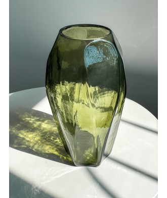 Стеклянная зеленая ваза